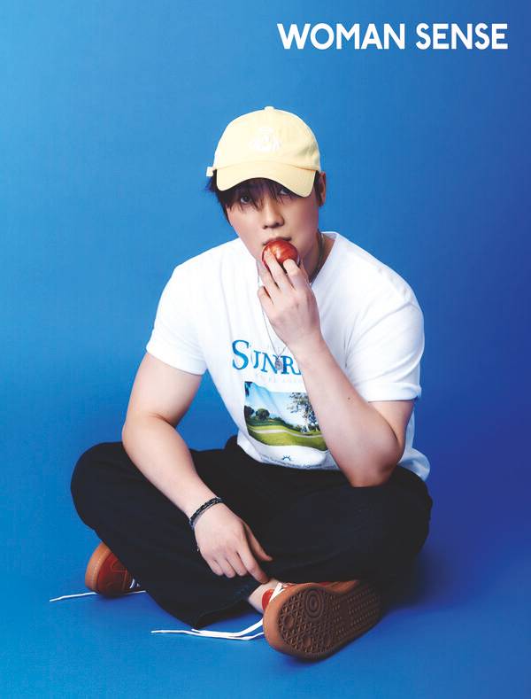 티셔츠 헬로선라이즈 팬츠 씨네드, 브레이슬릿 최창남메이드, 네크리스 헬리오스, 슈즈 라스트리조트, 볼캡 스타일리스트 소장품