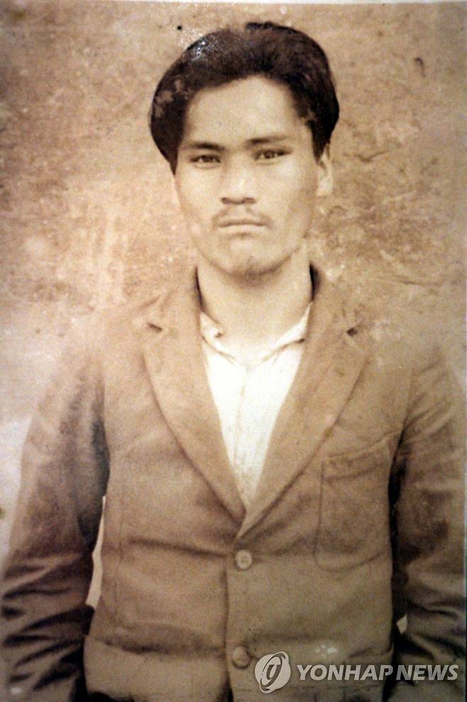 윤봉길 의사 의거 직후 모습 1932년 4월 29일 윤봉길 의사가 상하이 훙커우 공원에서 열린 일본군의 천장절 기념식장에 들어가 단상에 폭탄을 던진 뒤 체포돼 있던 모습. 이 사진은 윤봉길 의사 선양사업회인 `월진회'가 2000년 12월 5일 처음 공개한 것이다.
