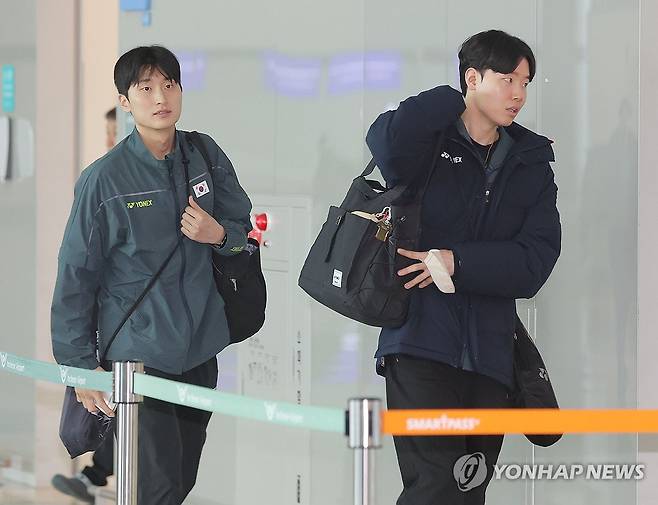 배드민턴선수권대회에 출전하는 서승재-김원호 (영종도=연합뉴스) 류영석 기자 = 세계남녀단체배드민턴선수권대회에 출전하는 배드민턴 남자 복식 서승재(오른쪽)와 김원호가 21일 인천국제공항 제2여객터미널에서 출국하고 있다. 2026.4.21 ondol@yna.co.kr