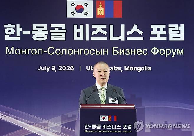 환영사 하는 구자은 회장 (울란바타르=연합뉴스) 김도훈 기자 = 구자은 LS그룹 회장이 9일(현지시간) 이재명 대통령과 오흐나 후렐수흐 몽골 대통령이 참석한 가운데 울란바타르 한 호텔에서 열린 한-몽골 비즈니스 포럼에서 환영사를 하고 있다. 2026.7.9 superdoo82@yna.co.kr