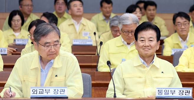 사진1=조현 외교부 장관(왼쪽)과 정동영 통일부 장관이 지난 6일 정부서울청사에서 열린 2026년 을지연습 준비보고회의에 참석한 모습 (사진: 뉴스1)