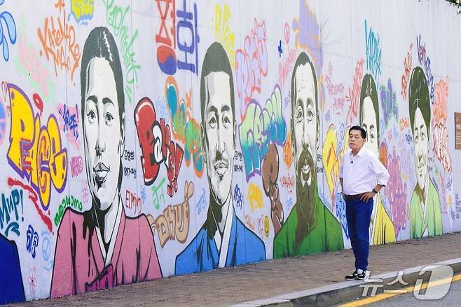 이재준 수원시장이 수원 매향여자정보고등학교 담벼락에 조성된 '수원 독립운동의 길' 벽화를 바라보고 있다.(경기도 제공. 재판매 및 DB금지)