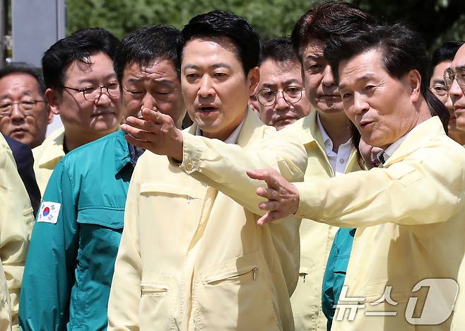 장동혁 국민의힘 대표가 14일 경남 밀양시 무안면 웅동리 웅동저수지를 찾아 가뭄 현장을 점검하고 있다. 2026.8.14 ⓒ 뉴스1 윤일지 기자