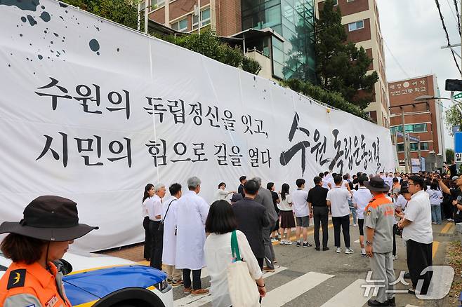수원 독립운동가 7인을 담은 벽화 제막식 모습.(수원시자원봉사센터 제공. 재판매 및 DB금지)