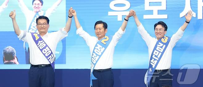 송영길(왼쪽부터), 정청래, 김민석 더불어민주당 당대표 후보가 15일 전북 익산시 원광대학교 문화체육관에서 열린 민주당 당대표·최고위원 선출을 위한 전북 합동연설회에서 인사를 하고 있다. 2026.8.15 ⓒ 뉴스1 유경석 기자