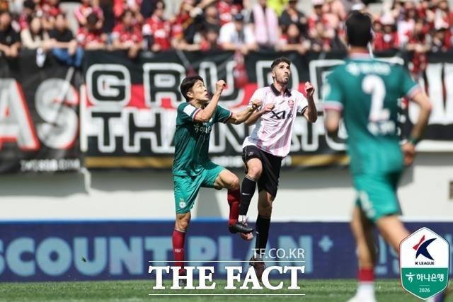 김기동 감독의 선두 FC 서울과 황선홍 감독의 대전이 15일 오후 7시30분 서울월드컵경기장에서 ‘하나은행 K리그1 2026’ 23라운드에서 맞대결을 펼친다./K리그