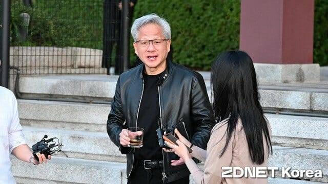국내 기자단의 질문에 답하는 젠슨 황 엔비디아 CEO. (사진=지디넷코리아)