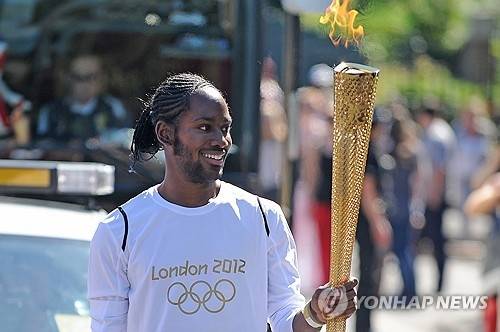 2012년 런던올림픽 성화봉송 주자 제이슨 아데이. AP/PA=연합뉴스.