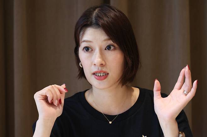 일본의 평화활동가 히시야마 나호코가 14일 오후 서울 종로구 옛 주한일본대사관 인근 한 카페에서 일본군 ‘위안부’ 기림의 날 행사에 참석한 이유 등에 대해 이야기하고 있다. 김정효 기자 hyopd@hani.co.kr