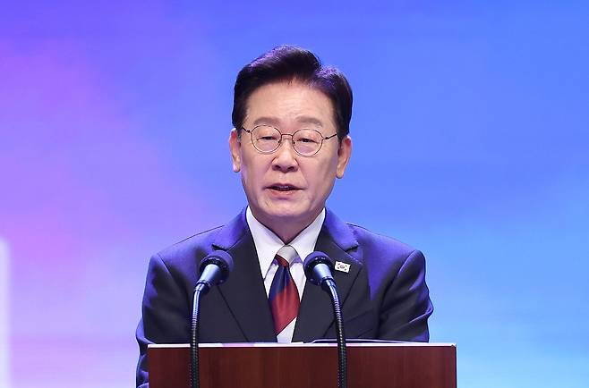 이재명 대통령이 15일 서울 종로구 세종문화회관에서 열린 제81주년 광복절 경축식에서 경축사를 하고 있다. 연합뉴스