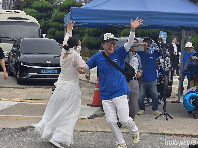15일 더불어민주당 전북 합동연설회가 열리는 전북 익산 원광대학교 문화체육관 앞에 김민석 후보 지지자들이 음악에 맞춰 춤을 추고 있다. 김미경 기자