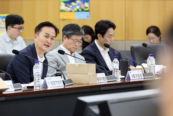 류삼영 동작구청장(왼쪽)이 500세대 미만 지구 지정 권한 자치구 이양에 대한 제안 설명을 하고 있다.