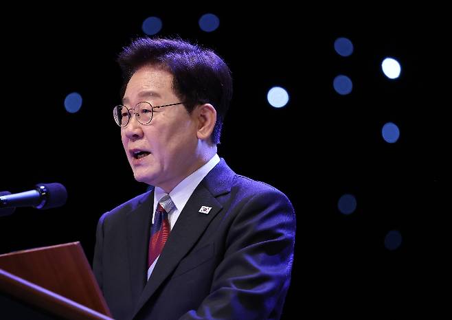 이재명 대통령이 15일 서울 종로구 세종문화회관에서 열린 제81주년 광복절 경축식에서 경축사를 하고 있다. 연합뉴스