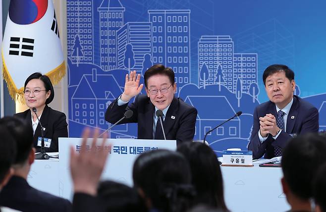 이재명 대통령이 7월23일 서울 여의도 KBS 별관에서 열린 부동산 정책 국민 대토론회에서 참석자들에게 의견을 묻고 있다. ⓒ연합뉴스