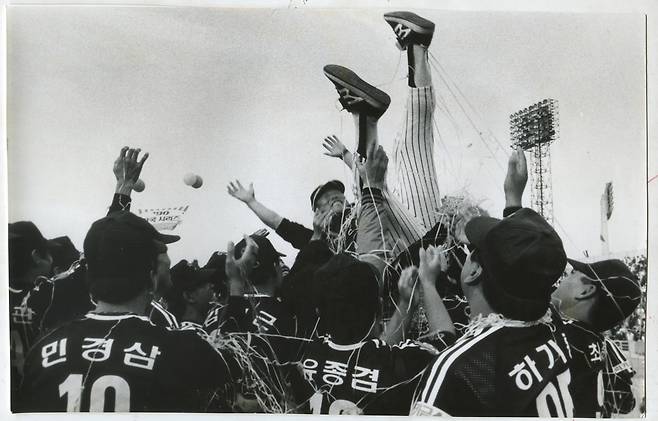 1990년 한국시리즈에서 우승한 LG 선수들이 28일 대구구장에서 우승이 확정되자 백인천 감독을 행가레하며 우승의 기쁨을 만끽하고 있다. 경향신문 자료사진