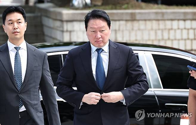 최태원 회장, 재산분할 2차 변론 출석 (서울=연합뉴스) 김인철 기자 = 최태원 SK그룹 회장이 26일 서울 서초구 서울중앙지방법원에서 열린 재산 분할 파기환송심 2차 변론기일에 출석하기 위해 법정으로 향하고 있다. 2026.6.26 yatoya@yna.co.kr