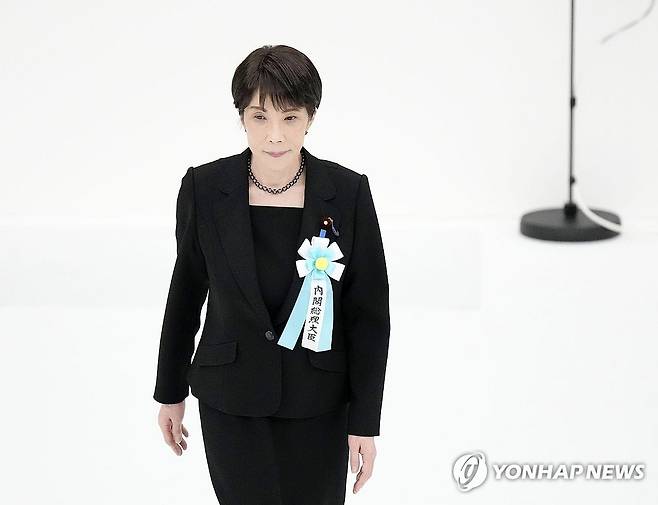 일본 전몰자 추도식에 참석한 다카이치 총리 (도쿄 교도=연합뉴스) 다카이치 사나에 일본 총리가 한국 광복절이자 일본 패전일 열린 전몰자 추도식에 참석했다. 그는 야스쿠니 신사는 참배하지 않았지만, 전몰자 추도사에서 과거 일제 피해에 대한 반성을 언급하지 않으며 다소 우경화된 행보를 보였다. 2026.8.15. csm@yna.co.kr