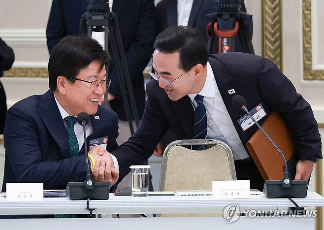 박홍근 기획처 장관과 최교진 교육부 장관 (서울=연합뉴스) 한상균 기자 = 박홍근 기획처 장관(오른쪽)과 최교진 교육부 장관이 13일 청와대에서 이재명 대통령 주재로 열린 국가재정전략회의에서 악수하고 있다. 2026.7.13 xyz@yna.co.kr