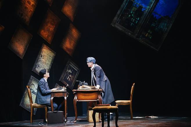 1932년 뉴욕을 배경으로 펼쳐지는 뮤지컬 ‘더 픽션’의 무대 장면. 회전무대와 강렬한 록 사운드 속에서 소설과 현실을 넘나드는 미스터리 스릴러의 몰입감을 선사한다. /포항문화재단 제공
