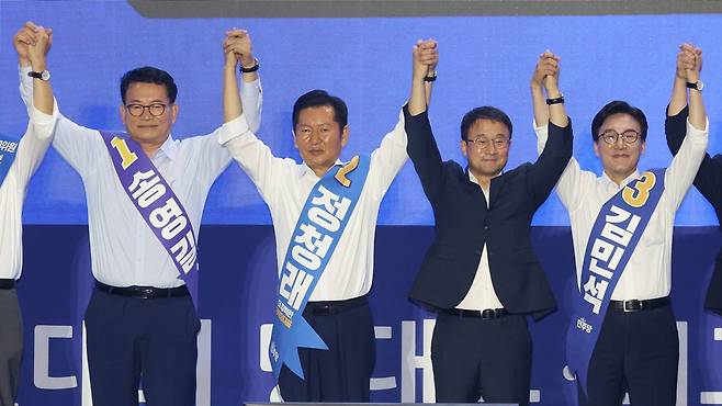 송영길(왼쪽부터), 정청래 더불어민주당 당대표 후보, 한병도 더불어민주당 당대표 직무대행 겸 원내대표, 김민석 더불어민주당 당대표 후보 <사진=뉴스1>