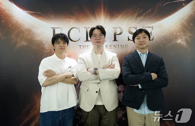 김동혁 엔픽셀 이클립스 총괄 AD(왼쪽)와,이상문 엔픽셀 이클립스 총괄 PD(가운데), 신재익 스마일게이트 이사 (스마일게이트 제공)/뉴스1