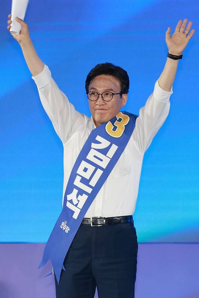 김민석 더불어민주당 당대표 후보가 16일 경기 고양시 킨텍스에서 열린 민주당 대표·최고위원 후보자 서울 합동연설회에 참석해 정견 발표를 마치고 인사하고 있다. 연합뉴스