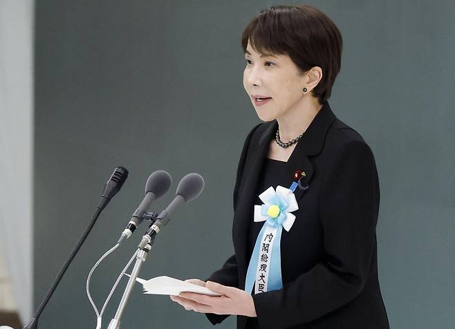 다카이치 사나에(高市早苗) 일본 총리가 15일 2차대전 전사자 추모식에서 연설하고 있다. 그는 “우리는 전쟁의 참상이 다시는 반복되지 않도록 할 것”이라고 밝혔지만 지난해 이시바 시게루(石破茂) 전 총리가 13년 만에 부활시킨 ‘반성’이나 ‘부전(不戰)의 맹세’라는 표현은 언급하지 않았다고 아사히(朝日)신문이 보도했다. 2026.08.15 도쿄=AP/뉴시스