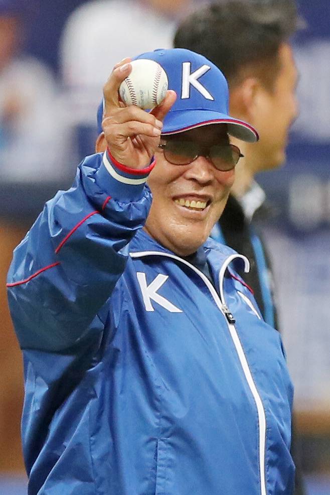2019년 11월 서울 구로구 고척스카이돔에서 열린 2019 WBSC 프리미어12 예선라운드 C조 한국과 호주 경기 시구자로 나선 백인천 전 감독. 연합뉴스