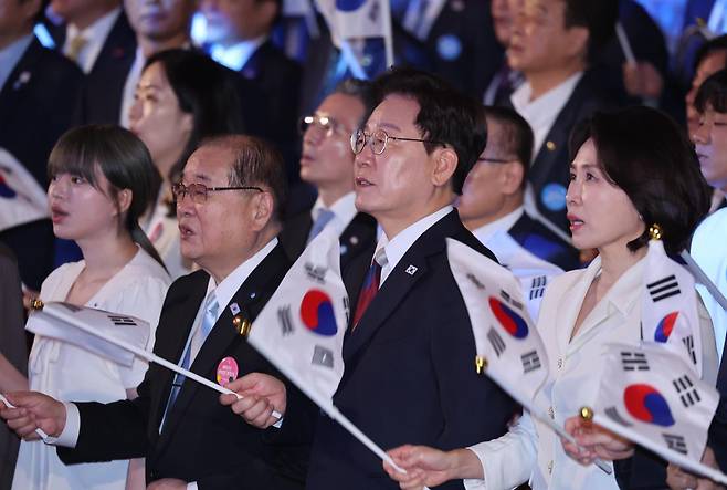 이재명 대통령과 김혜경 여사가 15일 서울 종로구 세종문화회관에서 열린 제81주년 광복절 경축식에서 참석자들과 광복절 노래를 제창하고 있다. 연합뉴스