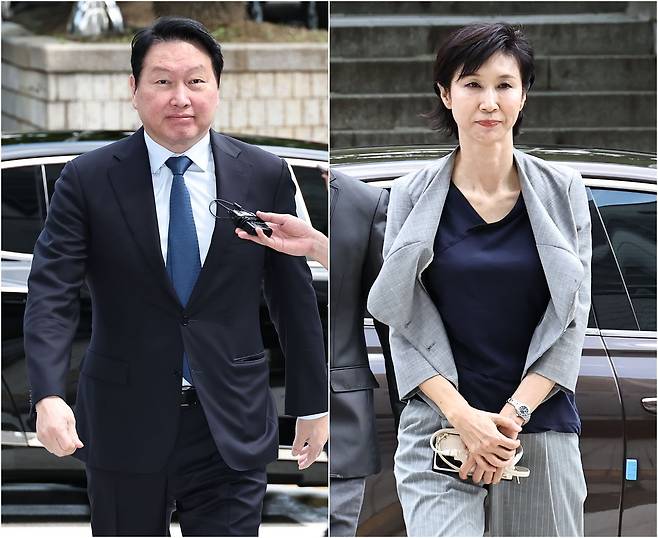 최태원 SK그룹 회장은 노소영 아트센터 나비 관장에게 재산분할금으로 9440억원을 지급하라는 파기환송 판결에 불복해 지난 14일 재상고했다. 사진은 지난달 26일 변론기일에 출석하는 최 회장과 노 관장. 연합뉴스