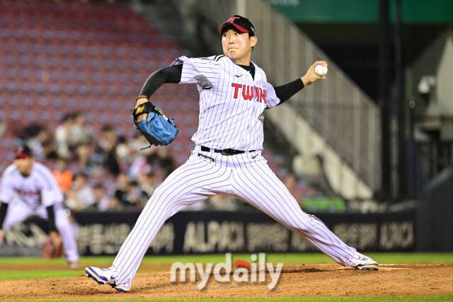28일 서울 잠실야구장에서 열린 '2026 신한 SOL KBO리그' 키움 히어로즈와 LG 트윈스 경기. LG 손주영이 9회초 마운드에 올라 힘차게 투구하고 있다./유진형 기자