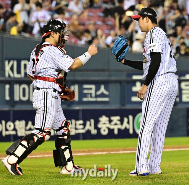 2026년 7월 30일 오후 서울 잠실구장에서 열린 '2026 신한 SOL KBO리그' 키움 히어로즈와 LG 트윈스의 경기. LG 손주영과 박동원이 5-3으로 승리한 뒤 기뻐하고 있다./유진형 기자
