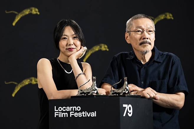 ▲ 15일(현지시간) 스위스 로카르노에서 열린 제 79회 로카르노국제영화제에서 수상한 배우 김민희(왼쪽)와 홍상수 감독. ⓒ연합뉴스/EPA