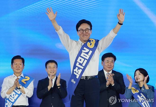 인사하는 김민석 당대표 후보 (고양=연합뉴스) 신현우 기자 = 더불어민주당 김민석 당 대표 후보가 16일 경기 고양시 킨텐스에서 열린 민주당 대표·최고위원 후보자 서울 합동연설회에 입장해 인사하고 있다. 2026.8.16 nowwego@yna.co.kr