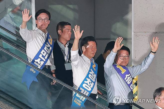 서울 합동연설회 입장하는 민주당 당권주자 3인 (고양=연합뉴스) 신현우 기자 = 더불어민주당 송영길·정청래·김민석 당 대표 후보(기호 순)가 16일 경기 고양시 킨텍스에서 열린 민주당 대표·최고위원 후보자 서울 합동연설회에 입장하고 있다. 2026.8.16 nowwego@yna.co.kr