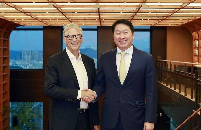 최태원 SK그룹 회장(오른쪽)과 빌 게이츠 마이크로소프트(MS) 공동창업자이자 테라파워 창업자.(사진=SK이노베이션)