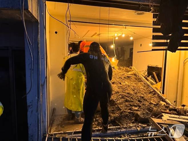 17일 오전 경남 거제시 옥포동의 한 아파트 인근에서 산사태가 발생해 소방대원이 구조작업을 하고 있다. 현장에 출동한 소방 당국은 매몰된 1층에서 주민 2명을 구조하고 심정지 상태 주민 1명을 추가로 구조해 병원으로 이송했다. (경남소방서 제공. 재판매 및 DB 금지) 2026.8.17 ⓒ 뉴스1 이호윤 기자