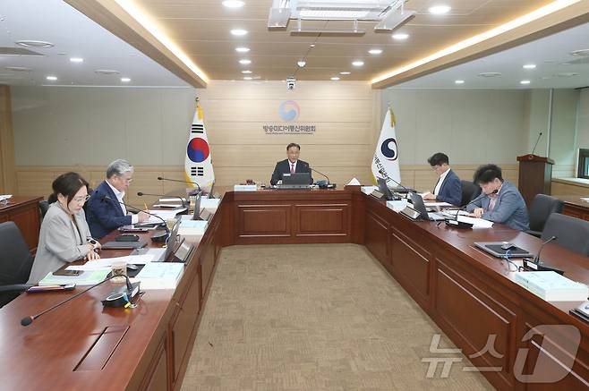 고민수 방송미디어통신위원회 상임위원(가운데)이 14일 정부과천청사에서 '2026년 제28차 전체회의'를 진행하고 있다.(방송미디어통신위원회 제공) ⓒ 뉴스1 김민수 기자