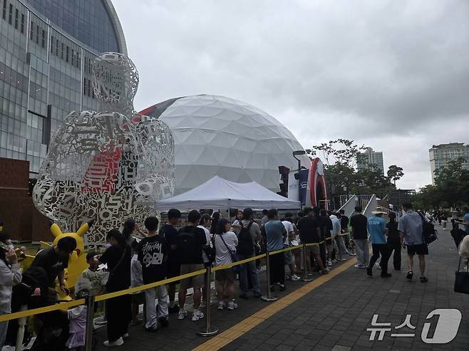 17일 오전 월드타워 아레나 잔디광장(약 1322㎡)에서 진행된 '2026 롯데타운 서머 마켓 - 포켓몬 별빛낙원' 입장 대기 줄. 2026.08.17 ⓒ 뉴스1 유민주 기자