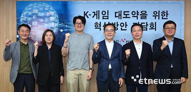 K게임 대도약을 위한 혁신방안 좌담회가 서울 강남구 한국게임산업협회에서 열렸다. 왼쪽부터 조영기 한국게임산업협회장, 최성희 문화체육관광부 국장, 김영웅 슈퍼래빗게임즈 대표, 유병한 게임문화재단 이사장, 조현래 한성학원 이사, 박지성 전자신문 부장. 이동근기자 foto@etnews.comK