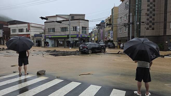 경남 남부지역에 집중호우로 인한 피해가 발생한 17일 오전 경남 거제시 장평동 도로가 집중호우로 불어난 흙탕물에 잠겨 있다. 연합뉴스