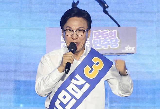 김민석 더불어민주당 대표 후보가 17일 대전 유성구 대전컨벤션센터(DCC) 제2전시장에서 열린 제3차 정기전국당원대회에서 정견발표를 하고 있다. 대전=서재훈 기자