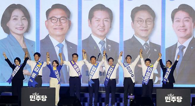더불어민주당 당 대표 후보들과 최고위원 후보들이 17일 대전 컨벤션센터에서 열린 제3회 더불어민주당 정기 전국당원대회에서 당원들에게 인사하고 있다. 왼쪽부터 더불어민주당 최민희·김용·서미화 최고위원 후보, 송영길·정청래·김민석 당 대표 후보, 한민수·이성윤·박선원 최고위원 후보. 연합뉴스