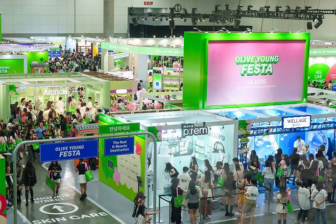 ‘KCON LA 2026’과 연계해 미국에서는 처음 열린 ‘올리브영 페스타 LA 2026’에 많은 관람객이 찾고 있다. 사진 제공=CJ ENM
