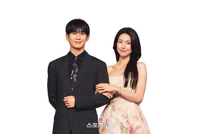 증조부 친일 행적 논란에 휩싸인 배우 하영(오른쪽)과 ‘이런 엿같은 사랑’에서 호흡을 맞춘 배우 정해인. 넷플릭스 제공
