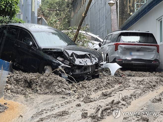 거제 산사태에 차량 파손 (거제=연합뉴스) 정종호 기자 = 17일 오전 경남 거제시 옥포동 한 주택가 인근에서 산사태가 발생해 차량들이 파손돼 있다. 2026.8.17 jjh23@yna.co.kr