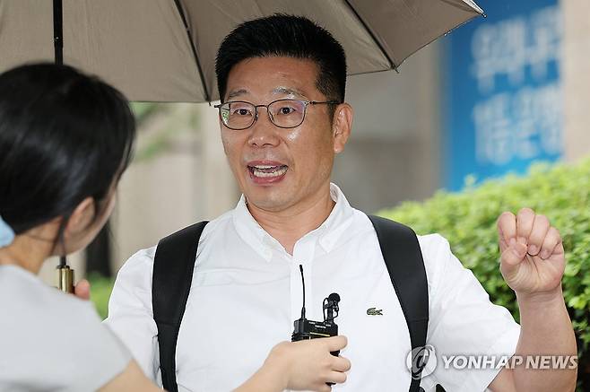 특검 2차 출석하는 조성현 전 수방사 1경비단장 (과천=연합뉴스) 이진욱 기자 = 조성현 전 육군 수도방위사령부 제1경비단장이 15일 내란 중요임무 종사 혐의 피의자 조사를 위해 경기 과천 2차 종합특검으로 출석하며 취재진 질문에 답하고 있다. 2026.7.15 cityboy@yna.co.kr