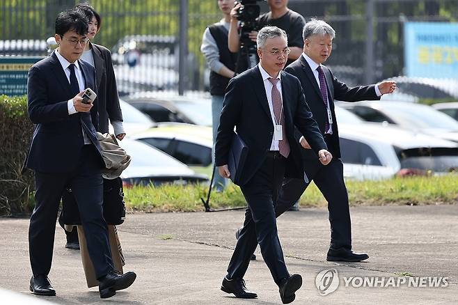 종합특검 '연평도 검증영장 집행' 출발 (과천=연합뉴스) 윤동진 기자 = 3대 특검(내란·김건희·순직해병) 이후 남은 의혹을 수사하는 권창영 2차 종합특별검사팀이 6일 연평도 검증영장 집행을 위해 정부과천청사 인근에서 헬기 탑승을 위해 이동하고 있다. 2026.5.6 mon@yna.co.kr