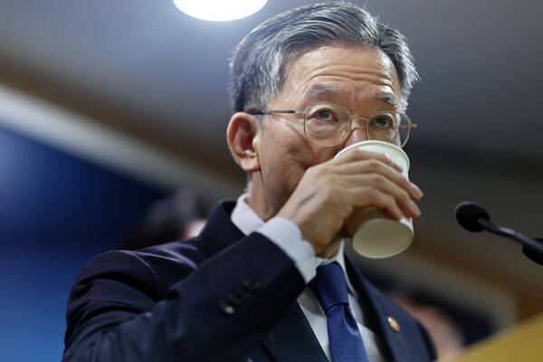 정성호 법무부 장관이 5일 정부과천청사 법무부에서 열린 2026 하반기 정부업무보고 사전브리핑에서 물을 마시고 있다. 연합뉴스