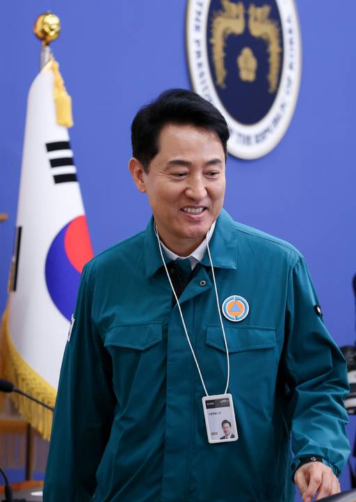 오세훈 서울시장이 18일 청와대에서 이재명 대통령 주재로 열린 제1회 을지국무회의에 참석해 자리로 향하고 있다. (연합뉴스)